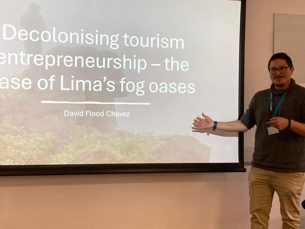 Photgrapg of Dr David Chavez-Flood teaching students about decolonising tourism in Lima